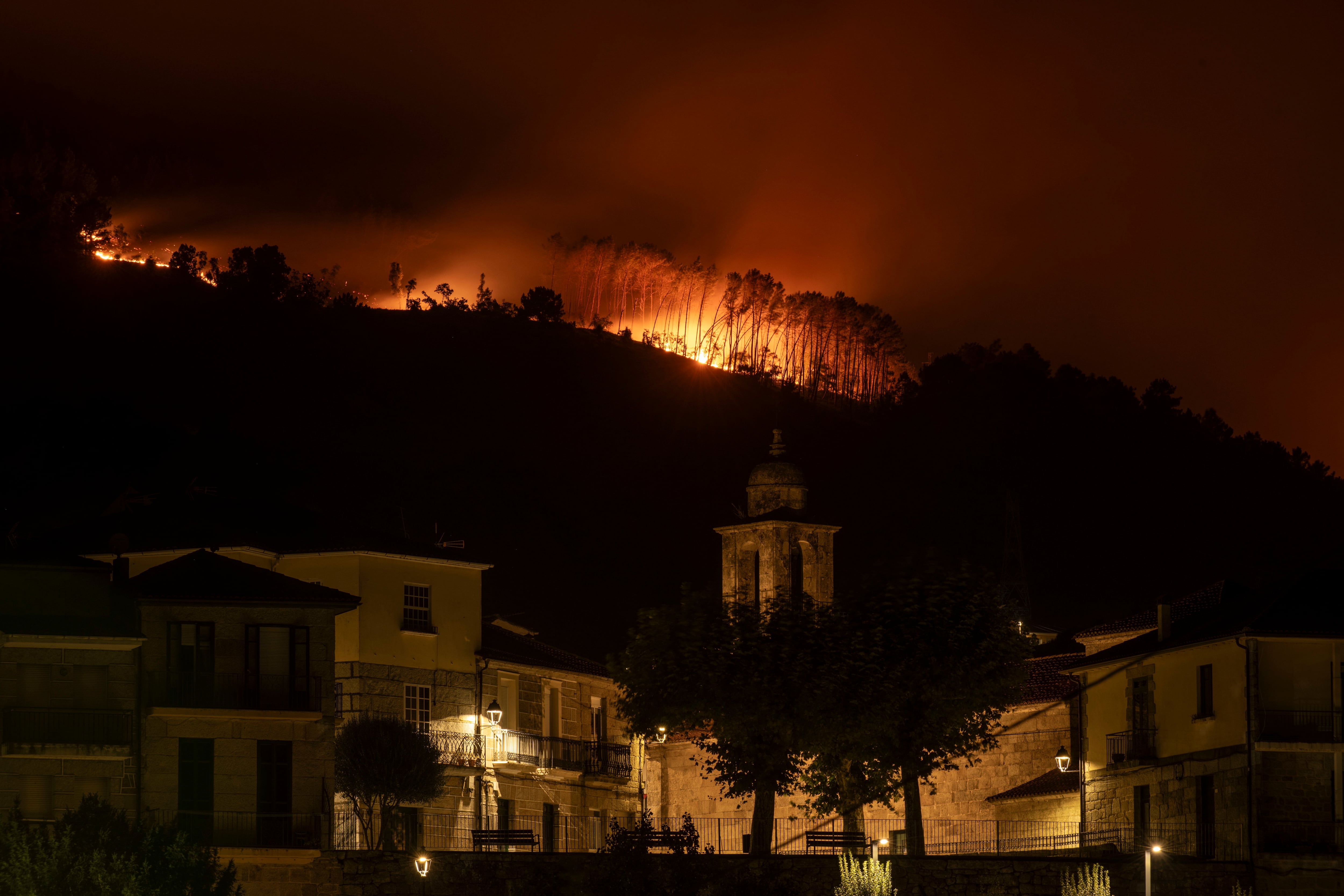 Consulte el mapa de los incendios activos en España y cómo van avanzando los fuegos