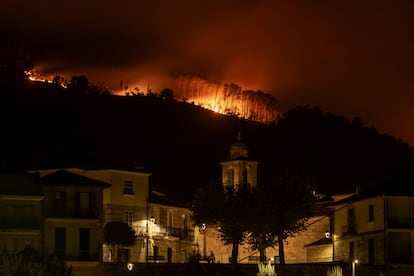 Uno de los incendios activos en Ourense, visto desde la localidad de Ribadavia, en la madrugada del lunes.