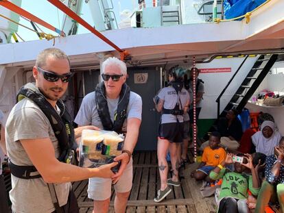 La estrella de cine llevó paquetes de comida para los inmigrantes rescatados en el mar y la tripulación del 'Open Arms', así como agua, fruta y verdura.