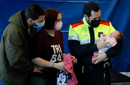 Cristian, Nerea y su bebé Ana, reunidos con Sergi, el mosso-enfermero que salvó la vida de la menor en Terrassa.