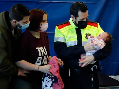 Cristian, Nerea y su bebé Ana, reunidos con Sergi, el mosso-enfermero que salvó la vida de la menor en Terrassa.