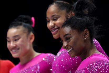 Simone Biles, junto a algunas de sus compañeras, el día antes de su estreno en el Mundial de gimnasia artística, en Amberes.