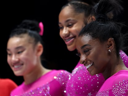 Simone Biles, junto a algunas de sus compañeras, el día antes de su estreno en el Mundial de gimnasia artística, en Amberes.