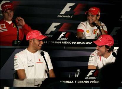 Alonso y Hamilton charlan sonrientes durante la rueda de prensa celebrada en Brasil