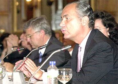 De izquierda a derecha, el director del curso, Antonio Basanta, que leyó la <i>Declaración del Palacio de la Magdalena;</i> la vicerrectora de la UIMP Montserrat Casado y Luis Alberto de Cuenca.