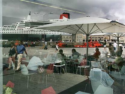 La reordenación del paseo marítimo de Vigo, proyectada por Guillermo Vázquez Consuegra (en la foto, reflejo del puerto en un cristal de la estación de Ría), recibió en octubre el Premio de la Arquitectura Española.
