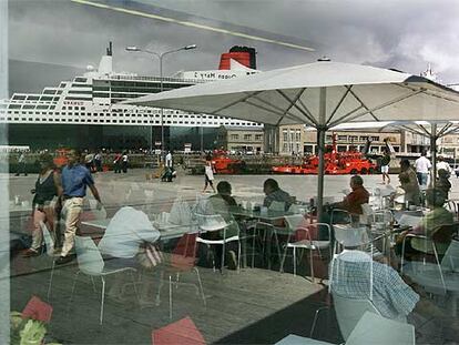 La reordenación del paseo marítimo de Vigo, proyectada por  Guillermo Vázquez Consuegra (en la foto, reflejo del puerto en un cristal de la estación de Ría), recibió en octubre el Premio de la Arquitectura Española.