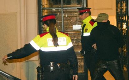 El detenido, en la madrugada del sábado, conducido por los Mossos.