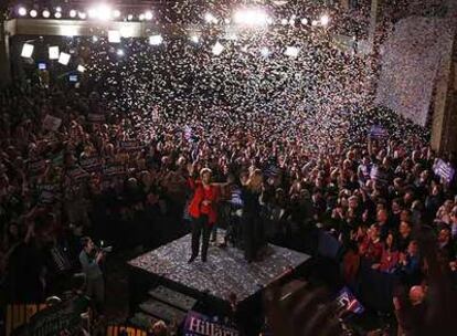 Hillary Clinton y su hija Chelsea celebran la victoria de la aspirante demócrata a la presidencia en el Ateneo de Columbus (Ohio).