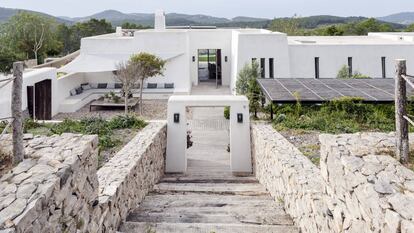 La geometría de los volúmenes de la fachada de Can Caterina rinde homenaje a la arquitectura popular de la isla.