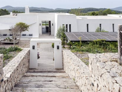 La geometría de los volúmenes de la fachada de Can Caterina rinde homenaje a la arquitectura popular de la isla.