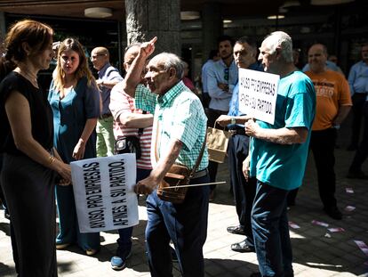 Mónica García y Alejandra Jacinto, junto a los taxistas concentrados ante la Asamblea de Madrid para protestar contra la aprobación de la nueva ley de ordenación del trasporte en Madrid.