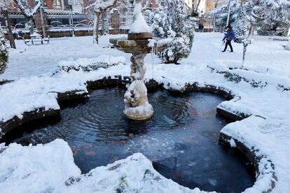 Un parque nevado, este sábado en el centro de Soria.