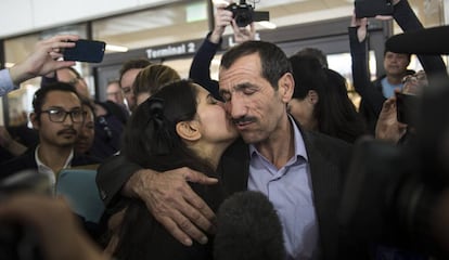 El iraní Ali Vayeghan, recibido en el aeropuerto de Los Ángeles por su sobrina Marjan, el jueves.