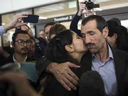 O iraniano Ali Vayeghan, recebido no aeroporto de Los Angeles por sua sobrinha Marjan, na quinta-feira.