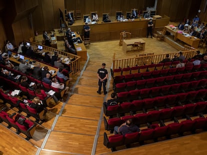 Vista aérea del tribunal durante el anuncio de la sentencia, este miércoles en Atenas.