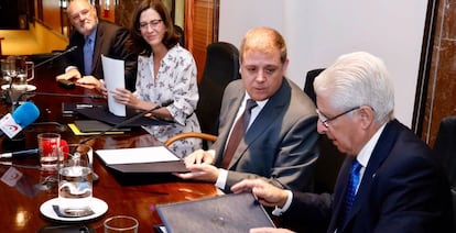 El director general de CECA, José María Méndez Álvarez-Cedrón; presidenta de la AEB, Alejandra Kindelán; presidente de Correos, Juan Manuel Serrano Quintana; y el presidente de Unacc, Manuel Ruiz Escudero.