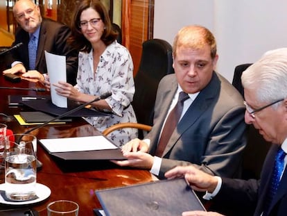 El director general de CECA, José María Méndez Álvarez-Cedrón; presidenta de la AEB, Alejandra Kindelán; presidente de Correos, Juan Manuel Serrano Quintana; y el presidente de Unacc, Manuel Ruiz Escudero.