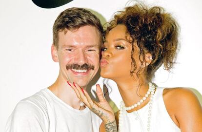 La cantane Rihanna y Adam Selman, el hombre que firma su guardarropa. 
