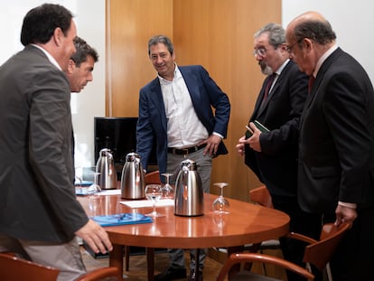 Carlos Mazón (segundo por la izquierda), Vicente Barrera (en el centro) y Carlos Flores (con perilla), durante una reunión de negociación entre el PP y Vox, el día 13 de junio.