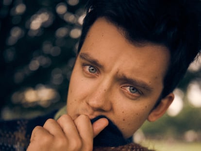 El jersey que lleva Asa Butterfield en esta página es de Etro. Los penetrantes ojos azules los trajo de casa.