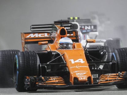 Alonso, con su McLaren en Singapur.