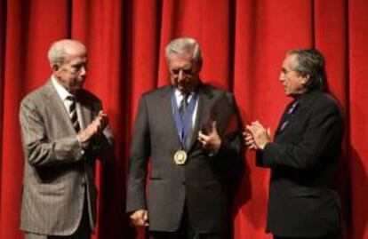 Imagen de archivo de Mario Brescia (i) junto a Hugo Neira (d) y al escritor peruano Mario Vargas Llosa (c) el 5 de agosto de 2008. EFE/Archivo