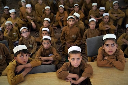 Un grupo de niños ve la televisión en un orfanato en Kandahar donde la mayoría de los 1.100 huérfanos son hijos de funcionarios, ciudadanos o talibanes muertos en la guerra.                            