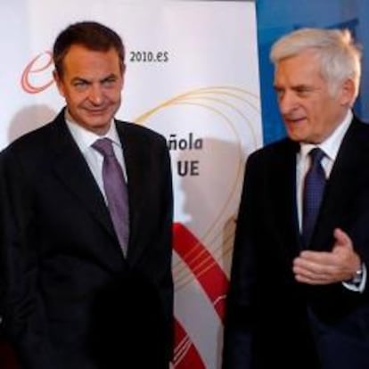 El presidente del Parlamento Europeo, el polaco Jerzy Buzek (d), da la bienvenida al presidente del Gobierno español, José Luis Rodríguez Zapatero, a su llegada a la sede de la Eurocámara en Estrasburgo (Francia).