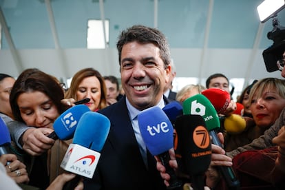 El president de la Generalitat, Carlos Mazón, rodado de periodistas, de camino a la exposición Leonardo da Vinci 500 años de genio, en el Museu de les Ciències de Valencia.