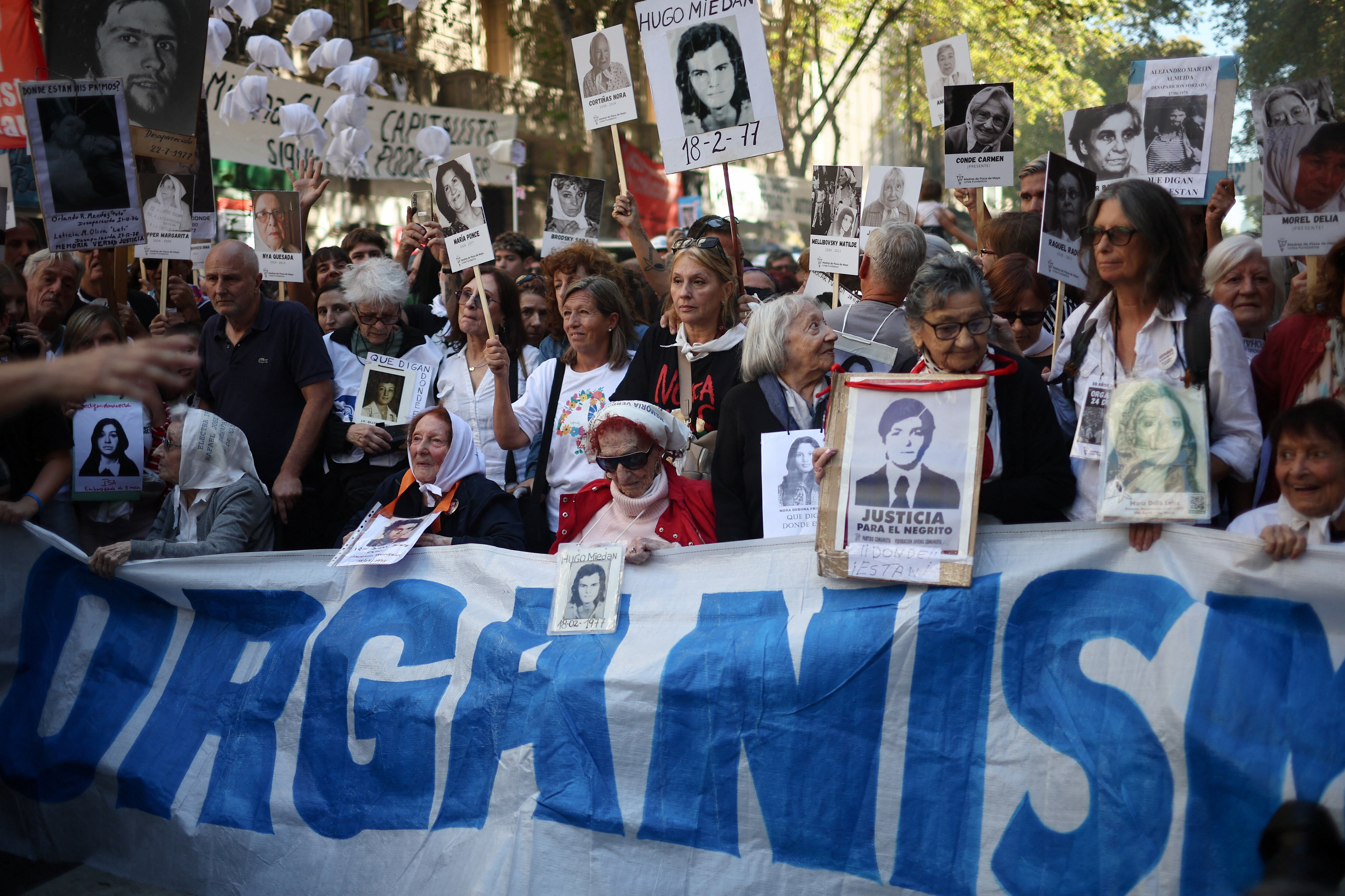 A 50 años del golpe militar, decenas de miles de personas marchan en Argentina para recordar a las víctimas de la dictadura