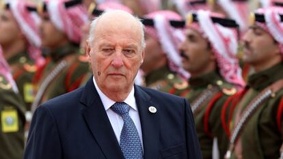 Harald de Noruega pasa visita a las tropas en Amán, Jordania, el 2 de marzo de 2020.