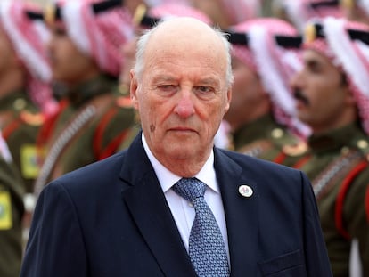 Harald de Noruega pasa visita a las tropas en Amán, Jordania, el 2 de marzo de 2020.