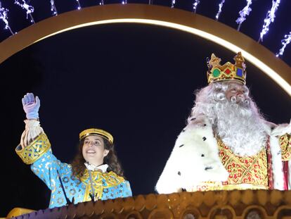 El rey Melchor en su carroza en Madrid.