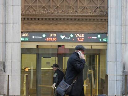 Un hombre pasa por la sede de Wall Street en Nueva York.