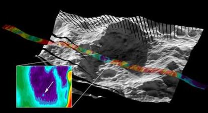 En color, medidas de temperatura tomadas 90 segundos después del impacto de la sonda LCROSS en el cráter Cabeus por un instrumento de <i>Lunar Reconaissance Orbiter</i>. El punto señalado con la flecha es el impacto.