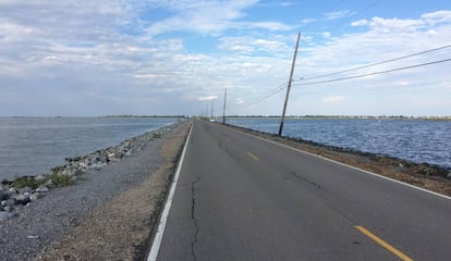 La única carretera, el domingo, que lleva a la isla y que a veces se inunda