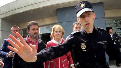 Esperanza Aguirre, entonces portavoz del PP en el Ayuntamiento de Madrid, tras testificar en la Audiencia Nacional, en una foto de 2017.