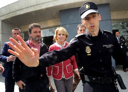 Esperanza Aguirre, entonces portavoz del PP en el Ayuntamiento de Madrid, tras testificar en la Audiencia Nacional, en una foto de 2017.