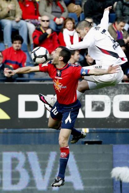 Albín salta más que Puñal en la lucha por el balón.