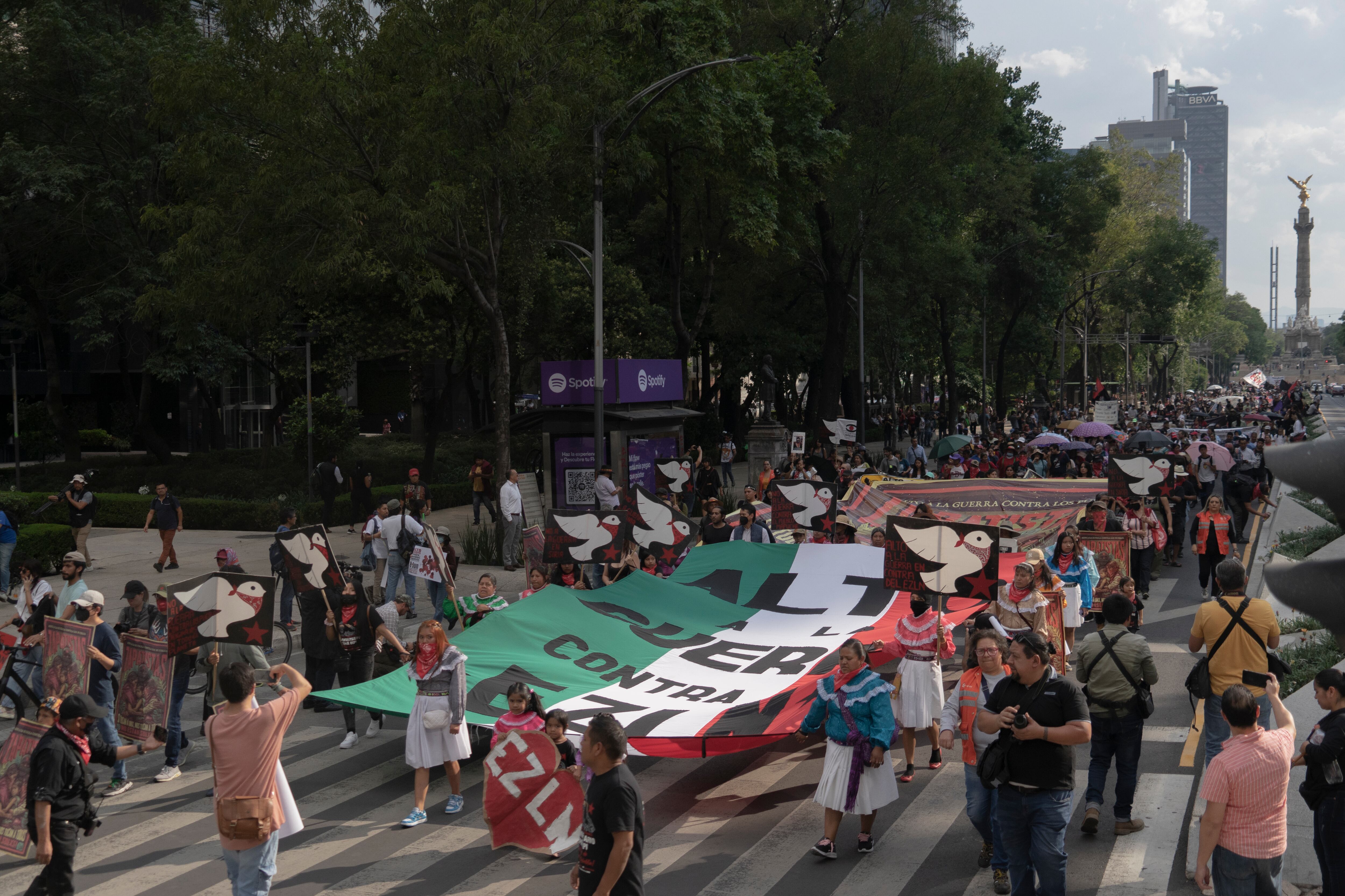 Contingentes marchan sobre Paseo de la Reforma en Ciudad de México, el 8 de junio. 