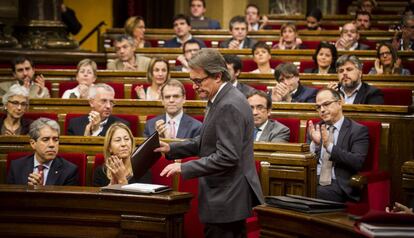 Artur Mas es aplaudido tras su intervención en el Parlament.