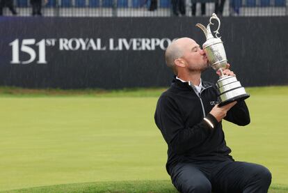 Brian Harman besa el trofeo de campeón del Open Británico.