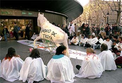 Acto simbólico de devolución de un jamón en un establecimiento de El Corte Inglés ayer en Barcelona.