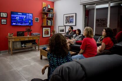 Familias observan en su hogar el debate.