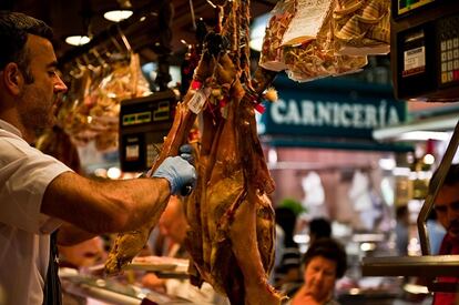 Jamón del bueno en La Boquería de Barcelona. / AINHOA GOMÀ