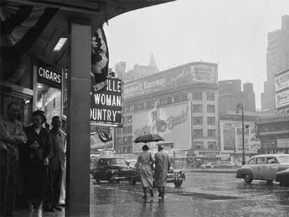 Un grupo de personas se protege de la lluvia en Nueva York en septiembre de 1952.