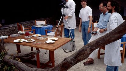 Ferran Adrià supervisa una sesión fotográfica, junto a Juli Soler, del libro 'elBulli. Sabor Mediterráneo'. Imagen proporcionada por elBulli Foundation.