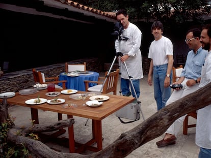 Ferran Adrià supervisa una sesión fotográfica, junto a Juli Soler, del libro 'elBulli. Sabor Mediterráneo'. Imagen proporcionada por elBulli Foundation.