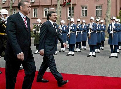 Recep Tayyip Erdogan (izquierda) y Jose Manuel Dur?o Barroso pasan revista a las tropas en Ankara.